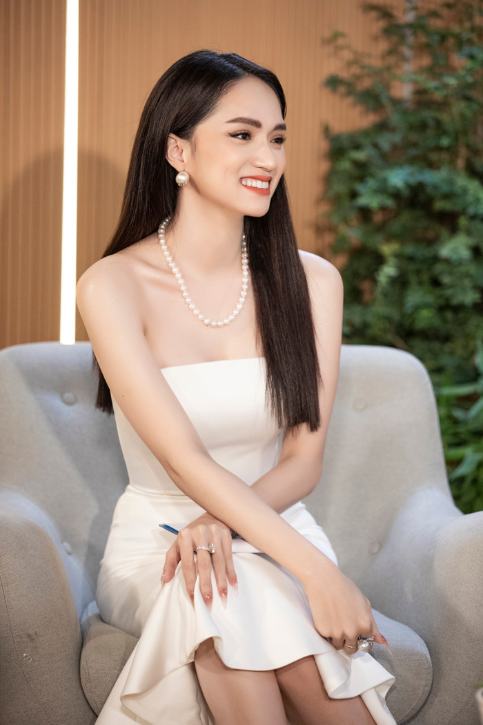 Lần đầu hội ngộ, Hương Giang đã chất vấn Đỗ Mỹ Linh - Lương Thùy Linh về 'hoa hậu nhạt' Ảnh 3