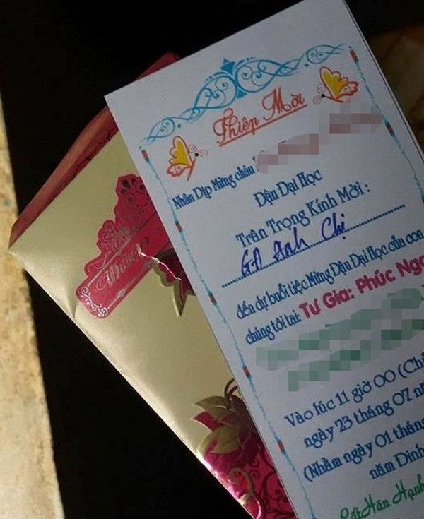 Thêm một thiệp mời mừng con vào Đại học gây tranh cãi trước đó. 