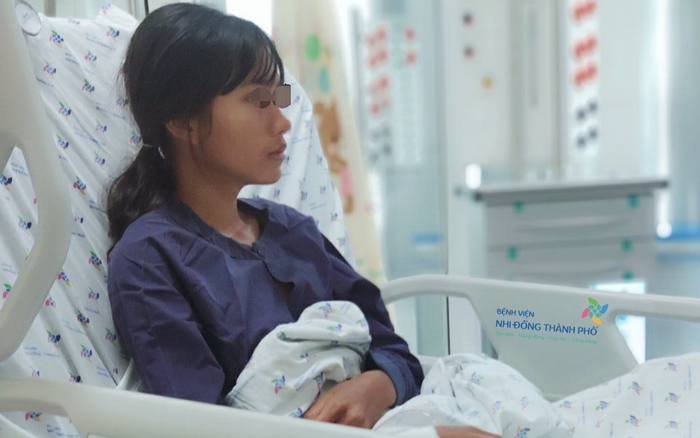 Nước mắt hối hận của bé gái uống thuốc diệt cỏ tự vẫn Ảnh 2