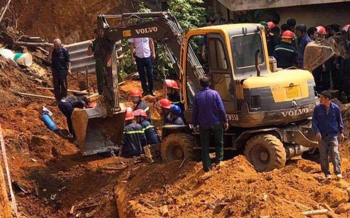 Taluy cao vài mét bất ngờ đổ sập nhiều công nhân bị vùi lấp, 4 người đã tử vong Ảnh 2