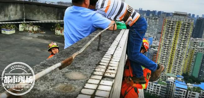 Lính cứu hỏa giải cứu người đàn ông.