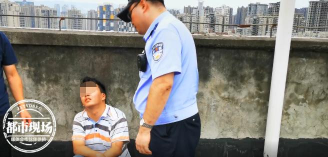 Người đàn ông sau khi được giải cứu.&nbsp;