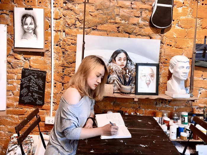 Nữ sinh gây 'sốt' CĐM khi đứng chụp cùng siêu xe của 'Batman' trước cổng trường ĐH Kiến Trúc Hà Nội Ảnh 11