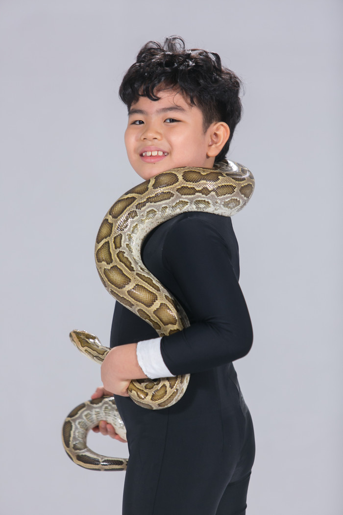 H'Hen Niê mang nàng Lọ Lem, mang giày 5,000 USD xem mẫu nhí trình diễn Ảnh 9