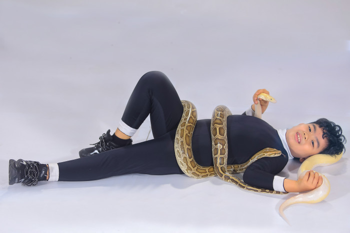 Hoa hậu H’Hen Niê khâm phục các thí sinh nhí khi vượt qua nỗi sợ hãi, tự tin tạo dáng chụp ảnh không hề thua kém bất kỳ người mẫu chuyên nghiệp nào khi tạo dáng cùng trăn.