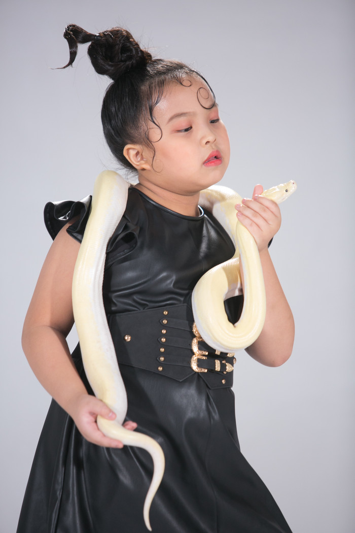 H'Hen Niê mang nàng Lọ Lem, mang giày 5,000 USD xem mẫu nhí trình diễn Ảnh 12