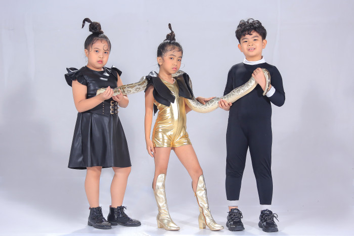 H'Hen Niê mang nàng Lọ Lem, mang giày 5,000 USD xem mẫu nhí trình diễn Ảnh 8