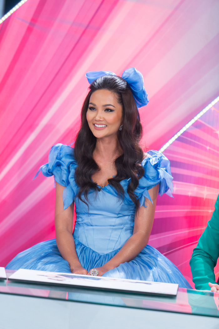 H'Hen Niê mang nàng Lọ Lem, mang giày 5,000 USD xem mẫu nhí trình diễn Ảnh 4