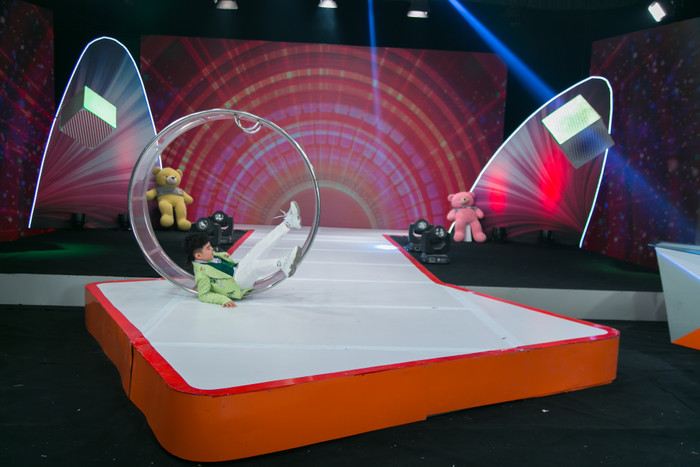 H'Hen Niê mang nàng Lọ Lem, mang giày 5,000 USD xem mẫu nhí trình diễn Ảnh 14