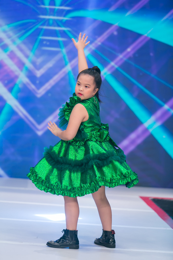 H'Hen Niê mang nàng Lọ Lem, mang giày 5,000 USD xem mẫu nhí trình diễn Ảnh 15