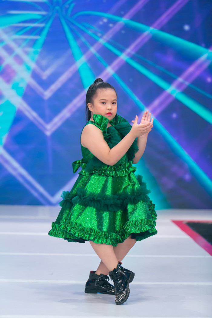 Vốn xuất thân là con nhà noi, thí sinh nhí Tín Tâm liên tục chứng minh tài năng của mình bằng những bước catwalk chuyên nghiệp, đúng nhịp. 