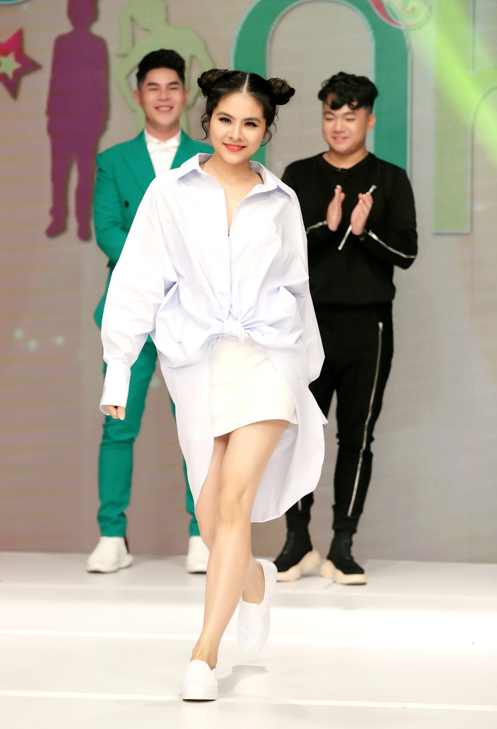 H'Hen Niê mang nàng Lọ Lem, mang giày 5,000 USD xem mẫu nhí trình diễn Ảnh 6