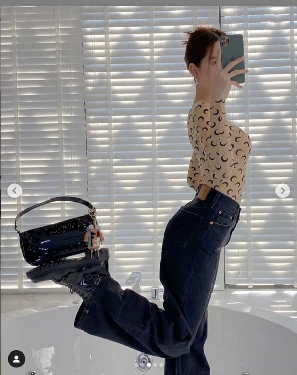 Bất kể giày thể thao hay giày combat, Ngọc Trinh vẫn pose dáng với mọi kiểu túi khác nhau từ túi xách mini cho đến những dáng túi chữ nhật nhỏ nhắn