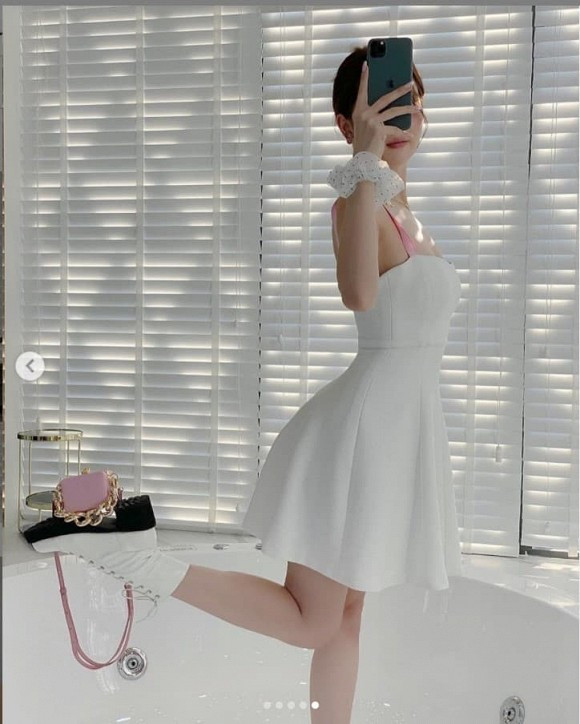 Hình ảnh pose dáng với túi xách bằng 1 chân của Trinh thu hút hơn trăm nghìn lượt like