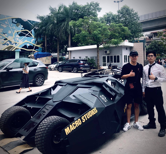 Siêu xe 'Batman' xuất hiện trước cổng trường ĐH Kiến Trúc Hà Nội nhanh chóng nhận được sự quan tâm của nhiều người 