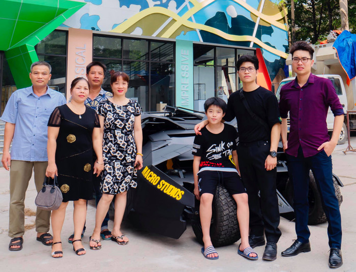 Để hoàn thành những gì đã ấp ủ suốt nhiều năm nay, Đắc Chung đã nhận được sự giúp đỡ rất nhiều từ gia đình, anh trai, bạn bè. 