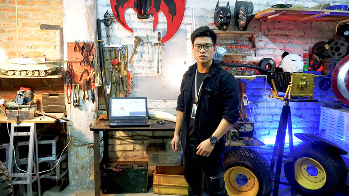 Nguyễn Đắc Chung hiện đang điều hành một xưởng cosplay mang tên Macro.