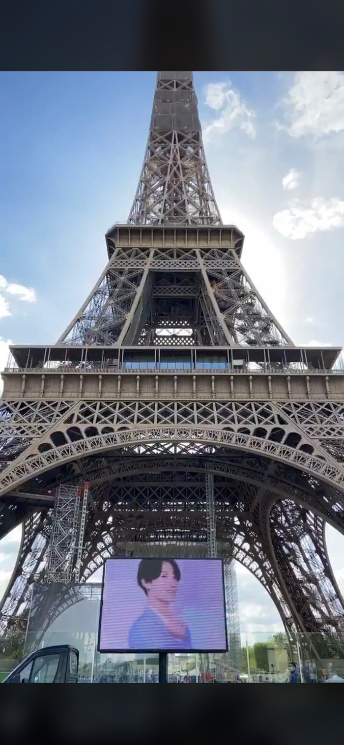 Thậm chí, đến cả tháp Eiffel cũng có hình ảnh của Jungkook.