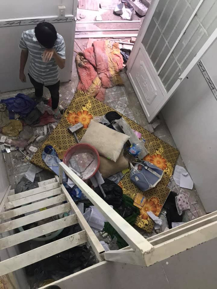 Ngổn ngang quần áo, túi ni-lông, vật dụng sinh hoạt,... được chủ thuê trước đó để lại