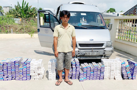 Tài xế Đặng Thanh Cao cùng phương tiện và tang vật