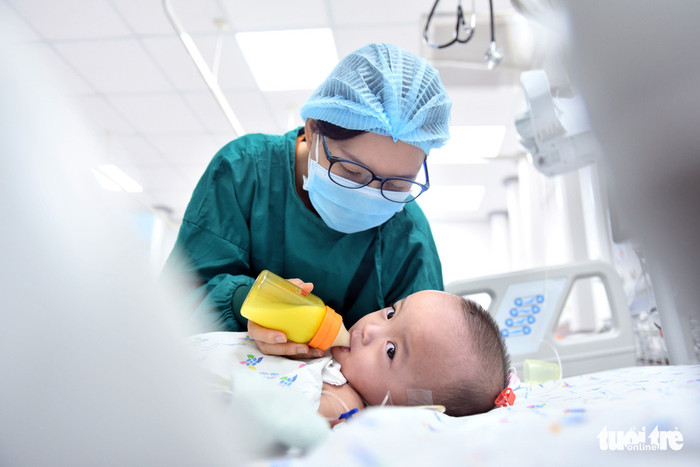 Tin vui: Trúc Nhi - Diệu Nhi đã có thể tự ngồi, được tập tăng sức cơ để chuẩn bị tập đi Ảnh 7