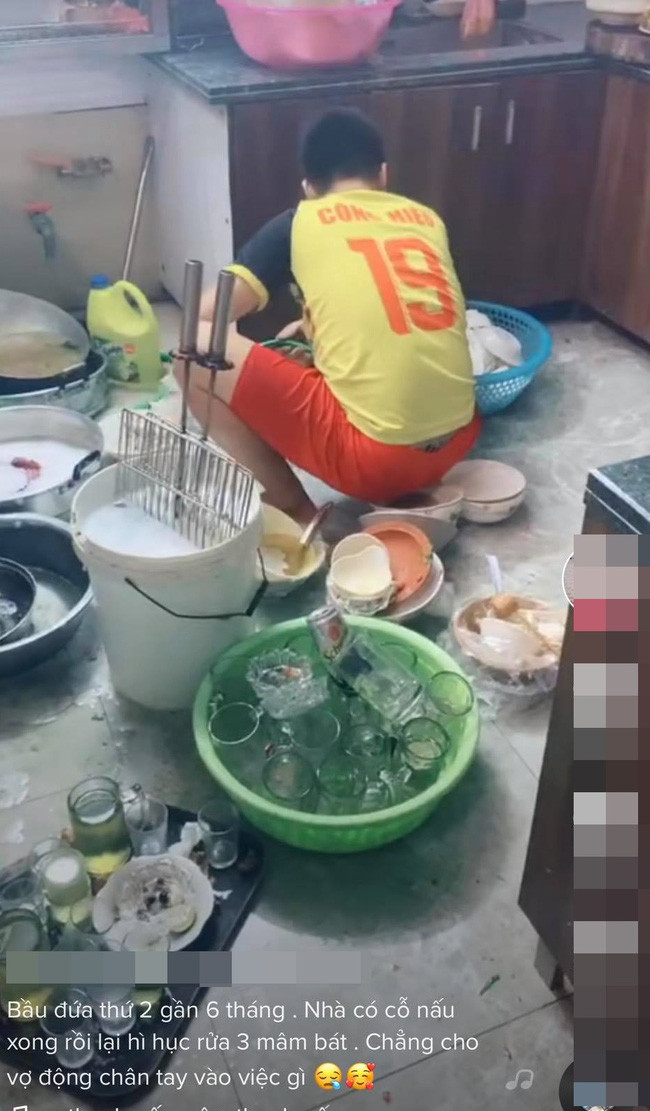 Phụ vợ nấu cơm rửa bát là xưa rồi, chồng người ta còn 'cầm trịch' cả đống bát đĩa sau bữa cỗ chỉ vì lí do này Ảnh 3