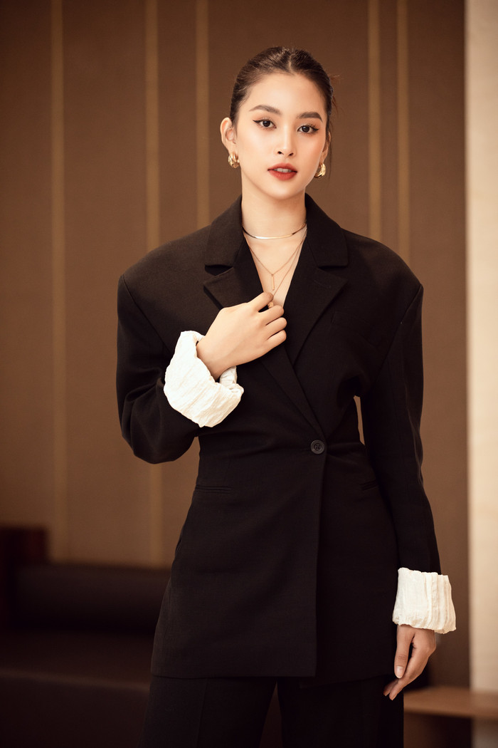 Diện nguyên cây đen nổi bật, hoa hậu Tiểu Vy hớp hồn fan với phong cách menswear lạnh lùng cá tính Ảnh 3