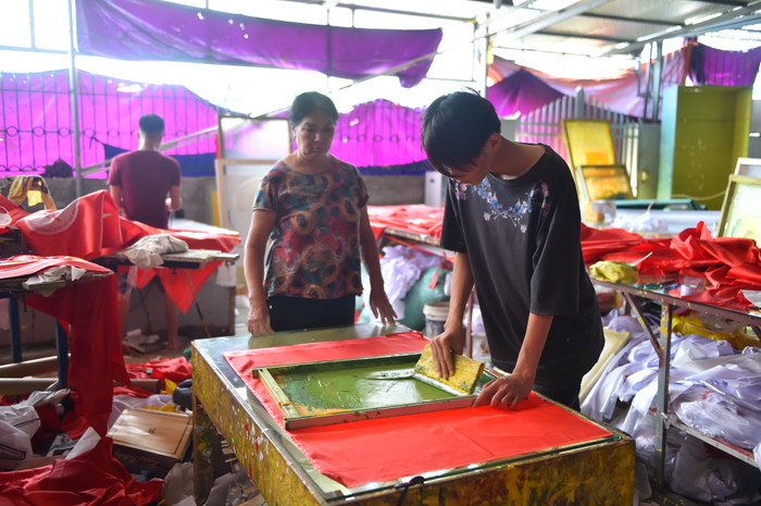 Theo các cụ cao niên trong làng kể lại, từ xa xưa, làng Từ Vân nổi tiếng bởi các sản phẩm dệt, thêu truyền thống. Vào tháng 8/1945, các nghệ nhân của làng được Ủy ban kháng chiến kêu gọi thêu cờ Tổ quốc chuẩn bị cho khởi nghĩa Cách mạng tháng 8.