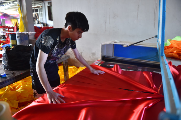 Hơn 70 năm qua nhiều gia đình tại làng Từ Vân, xã Lê Lợi, huyện Thường Tín vẫn giữ nghề sản xuất cờ Tổ quốc.