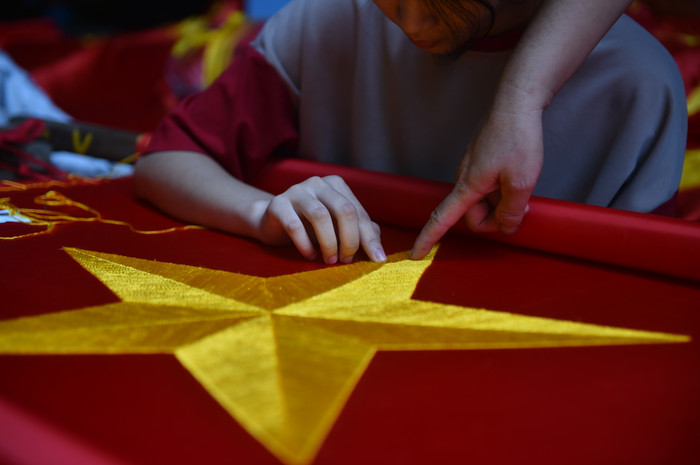 Từng đường kim mũi chỉ được nhân công cẩn thận may.