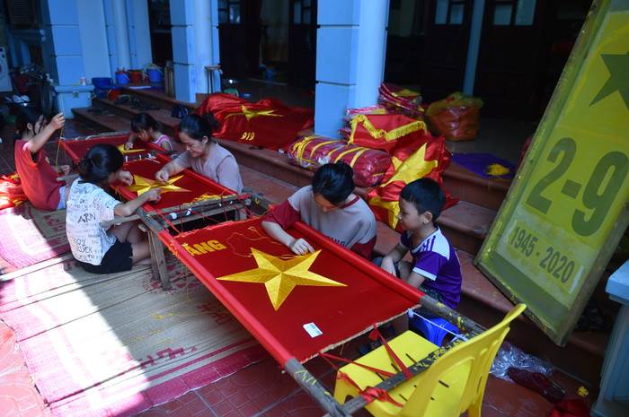 Những ngày này, không khí sôi nổi, háo hức của người dân Từ Vân, ở xã Lê Lợi, huyện Thường Tín, Hà Nội hiện rõ khắp đường làng, ngõ xóm. Từ người lớn đến trẻ nhỏ, ai cũng cặm cụi thêu từng đường kim, mũi chỉ trên lá cờ Tổ quốc.