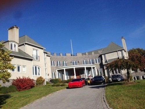 Vợ chồng cô khiến khán giả ngưỡng mộ với nhiều bất động sản, siêu xe giá trị