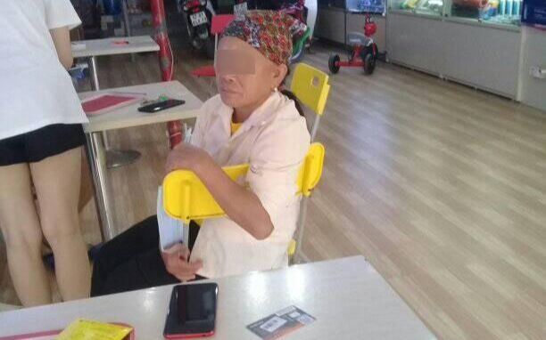 Người phụ nữ kêu cửa mua điện thoại giữa đêm khuya, lý do sau đó khiến ai cũng vừa giận vừa 'cay khóe mắt' Ảnh 2