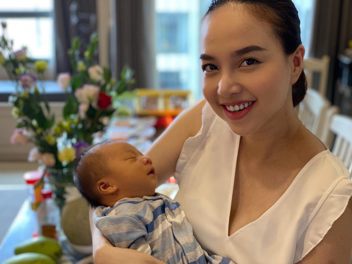 Nhiều ý kiến đùa vui rằng Đinh Ngọc Diệp đích thị là phận 'đẻ thuê' khi liên tiếp hai quý tử đều trông giống y đúc ông xã của cô