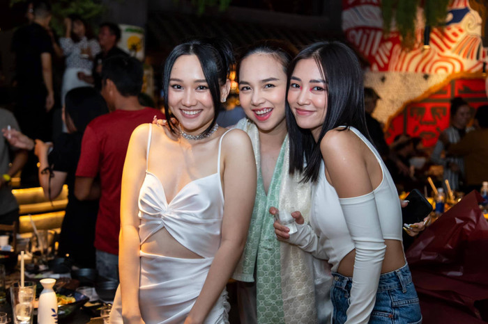 Xuất hiện tại buổi tiệc, 'mẹ bỉm hai con' thậm chí còn có màn đọ sắc với nữ diễn viên Trúc Anh và hot girl Salim khiến dân tình không khỏi thích thú