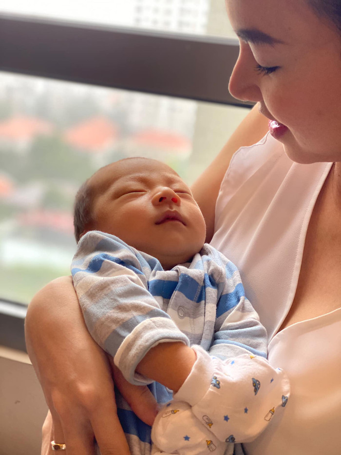 Tuy mới sinh nhưng có thể thấy cậu bé có chiếc mũi cao, vầng trán rộng và khuôn miệng nhỏ nhắn