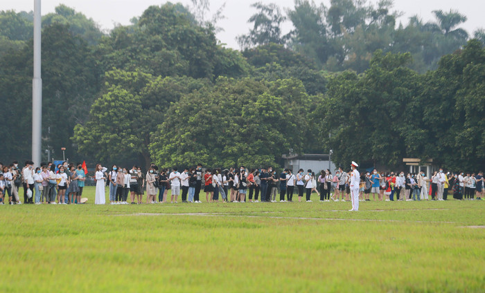 Hàng nghìn người dân đã đến từ rất sớm trang trọng dự lễ chào cờ Ngày Quốc khánh 2/9 tại Quảng trường Ba Đình lịch sử.
