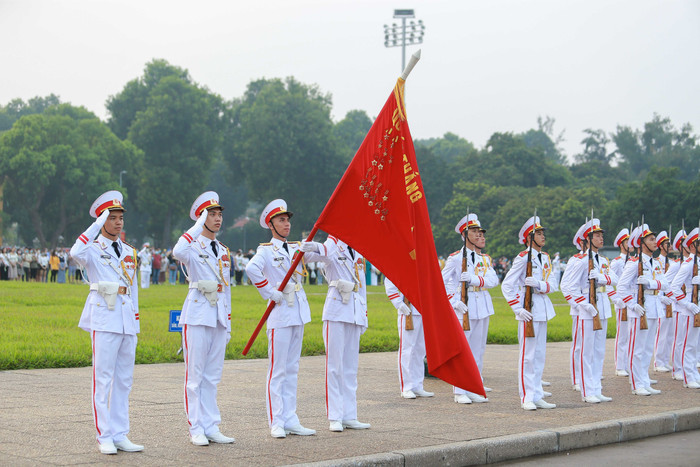 Hàng nghìn người trang nghiêm dự lễ chào cờ sáng 2-9 trên Quảng trường Ba Đình Ảnh 7