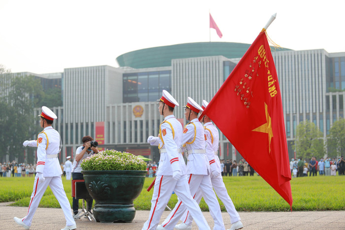 Hàng nghìn người trang nghiêm dự lễ chào cờ sáng 2-9 trên Quảng trường Ba Đình Ảnh 5