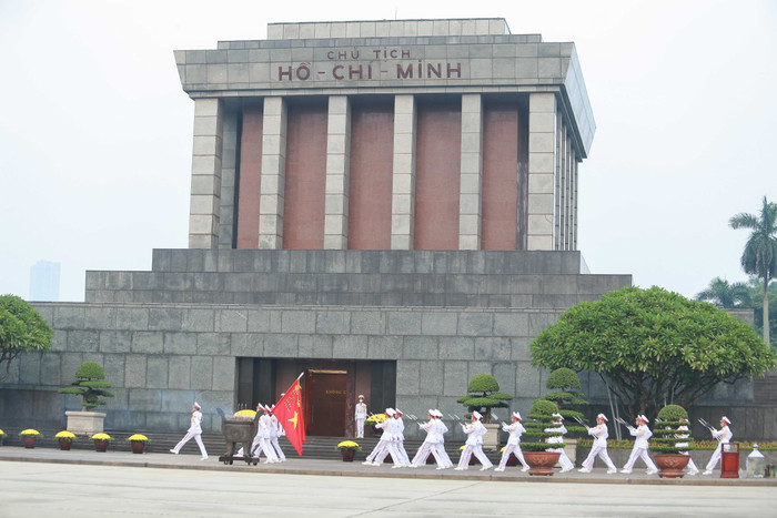 Sáng 2/9, hàng ngàn người dân đã về Quảng trường Ba Đình tham dự nghi lễ chào cờ ngày Quốc khánh, nhân lễ kỷ niệm 75 năm ngày Bác Hồ đọc Tuyên ngôn độc lập, khai sinh ra nước Việt Nam Dân chủ Cộng hoà, nay là nước Cộng hoà Xã hội Chủ nghĩa Việt Nam.