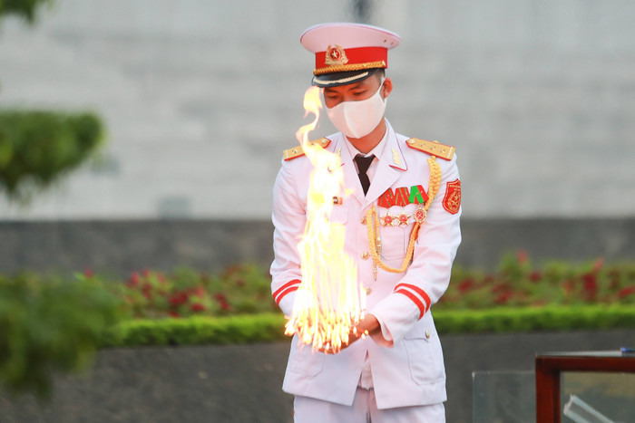 Hàng nghìn người trang nghiêm dự lễ chào cờ sáng 2-9 trên Quảng trường Ba Đình Ảnh 12