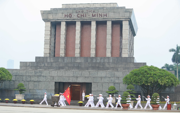 Hàng nghìn người trang nghiêm dự lễ chào cờ sáng 2-9 trên Quảng trường Ba Đình Ảnh 2