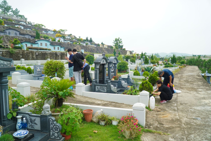 Con cháu dâng hương tưởng nhớ đấng sinh thành ngày Vu lan báo hiếu Ảnh 4