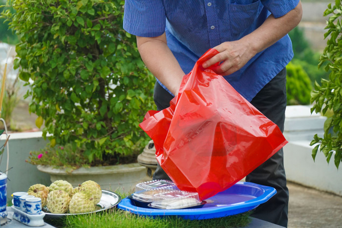 Con cháu dâng hương tưởng nhớ đấng sinh thành ngày Vu lan báo hiếu Ảnh 11