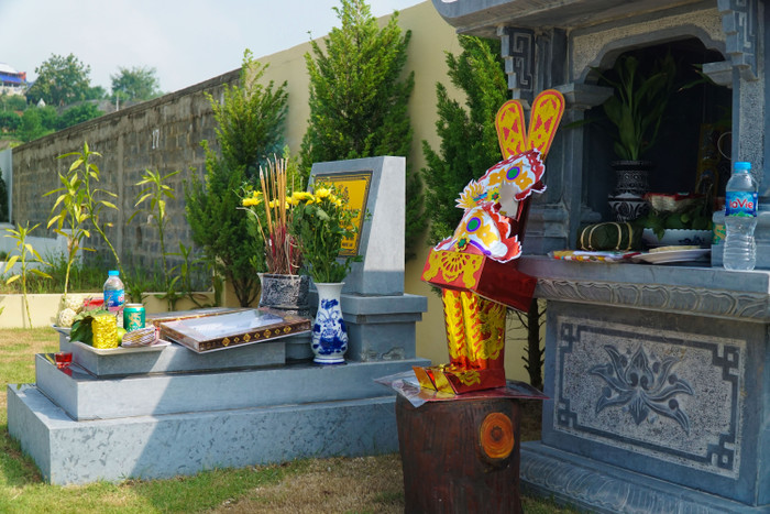 Hoa quả, vàng mã được con cháu chuẩn bị đầy đủ dâng đến bậc cha mẹ, tổ tiên đã khuất.