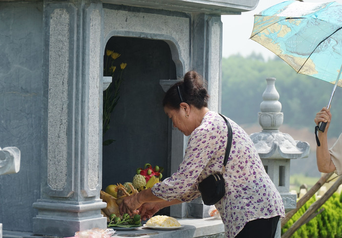 Con cháu dâng hương tưởng nhớ đấng sinh thành ngày Vu lan báo hiếu Ảnh 8