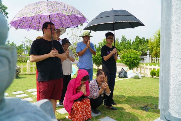 Con cháu dâng hương tưởng nhớ đấng sinh thành ngày Vu lan báo hiếu Ảnh 22