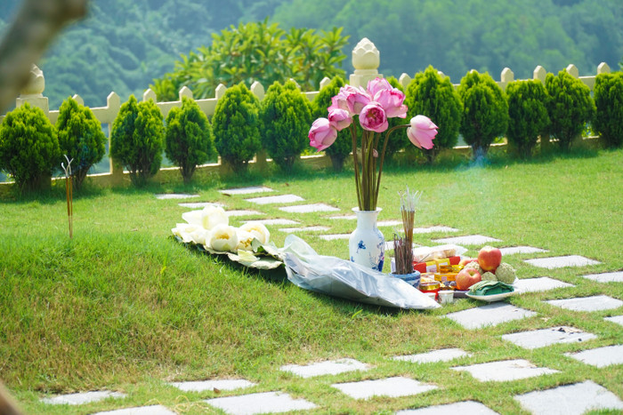 Mọi người cẩn thận chuẩn bị từng đồ lễ. 