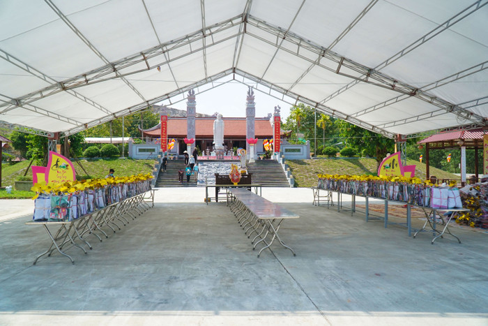 Tại Chùa Kim Sơn Lạc Hồng mọi năm diễn ra Đại lễ Vu lan báo hiếu, trong đó có nghi lễ bông hồng cài áo. Tuy nhiên, do ảnh hưởng của dịch COVID-19 nên Ban Quản lý Công viên Tâm Linh Lạc Hồng Viên, Chùa Kim Sơn Lạc Hồng quyết định tổ chức lễ Vu Lan 2020 theo hình thức online, trực tuyến. Mỗi chân linh đang an nghỉ tại Lạc Hồng Viên, được nhà chùa và Lạc Hồng Viên gửi tặng quần áo, đồ mã có ghi tên cụ thể, vị trí phần mộ, ngày giờ mới. Khóa lễ sẽ tổ chức viết sớ, tấu sớ, cầu siêu cho tất cả các hương linh.