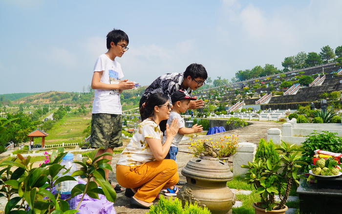 Con cháu dâng hương tưởng nhớ đấng sinh thành ngày Vu lan báo hiếu Ảnh 2